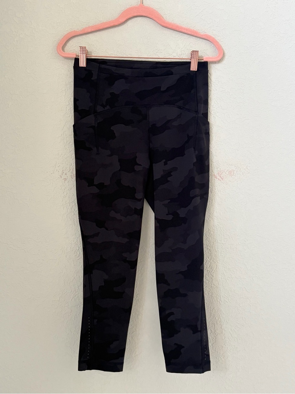 Lululemon Size 6 Swift Speed HR Crop 21” Luxtreme LW6BJES Black Camo Leggings